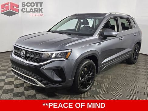 Used 2022 Volkswagen Taos SE w/ Panoramic Sunroof Package image 3