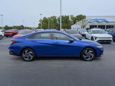 Used 2025 Hyundai Elantra SEL image 2