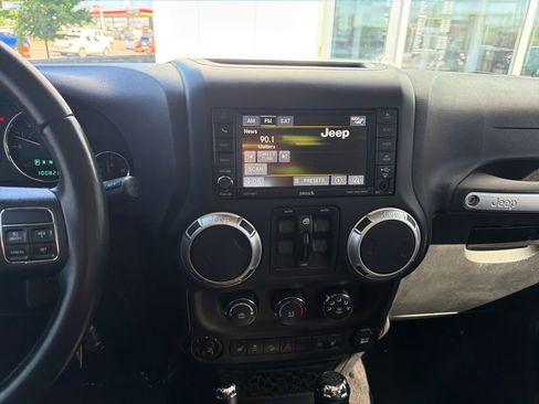 Used 2016 Jeep Wrangler Unlimited Sahara w/ Connectivity Group AWD/4WD image 17