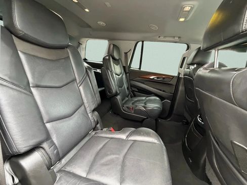 Used 2018 Cadillac Escalade Luxury image 13