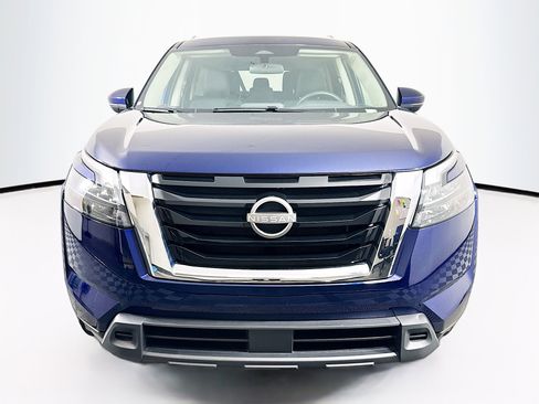 Used 2025 Nissan Pathfinder SV FWD image 2