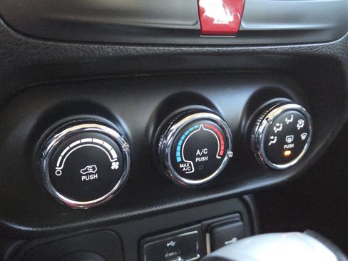 Used 2016 Jeep Renegade Trailhawk image 26