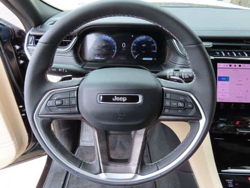 Used 2025 Jeep Grand Cherokee Limited AWD/4WD image 15