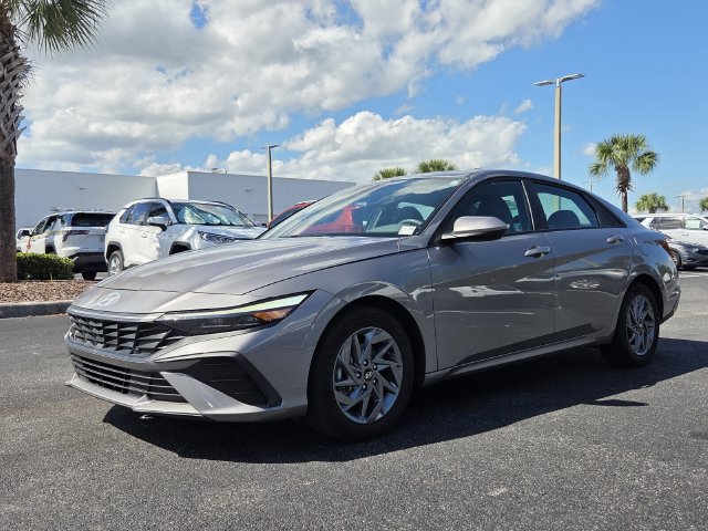 Used 2024 Hyundai Elantra SEL FWD image 2