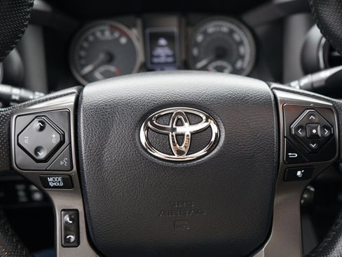 Used 2017 Toyota Tacoma TRD Off-Road AWD/4WD image 25
