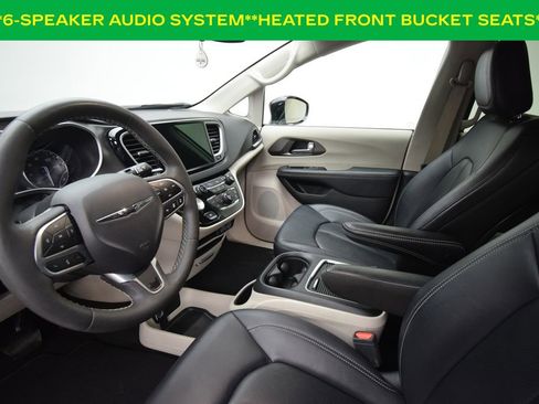 Used 2024 Chrysler Pacifica Touring-L image 4