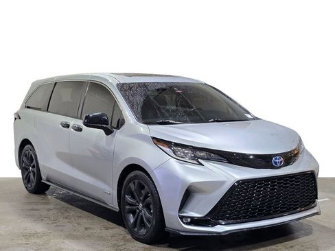Used 2021 Toyota Sienna XSE image 3