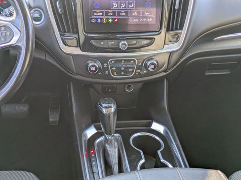 Used 2020 Chevrolet Traverse LT image 18
