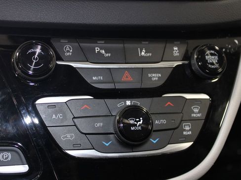 Used 2024 Chrysler Pacifica Touring-L image 43