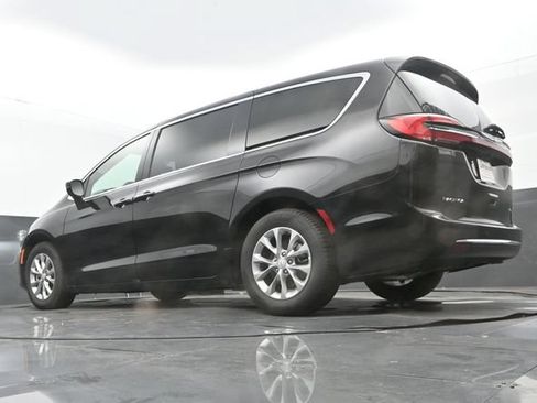 Used 2026 Chrysler Pacifica Limited FWD image 10