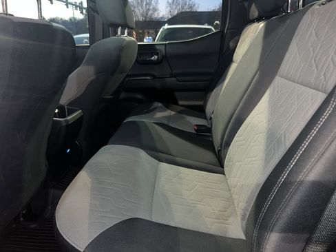 Used 2020 Toyota Tacoma TRD Off-Road w/ Technology Package image 13