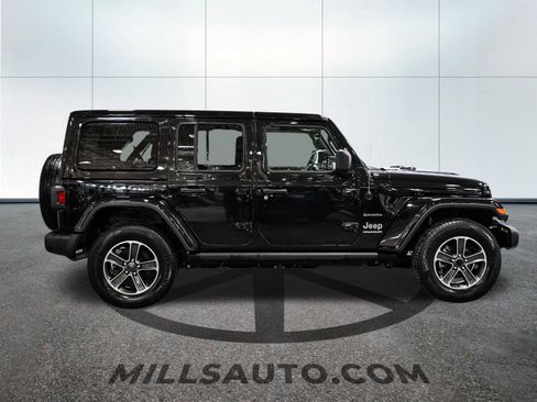 Used 2023 Jeep Wrangler Sahara image 9