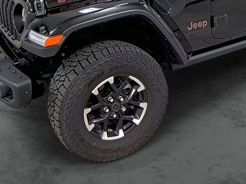 Used 2025 Jeep Gladiator Rubicon w/ Dual Top Group AWD/4WD image 7