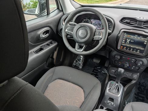 Used 2023 Jeep Renegade Latitude AWD/4WD image 9