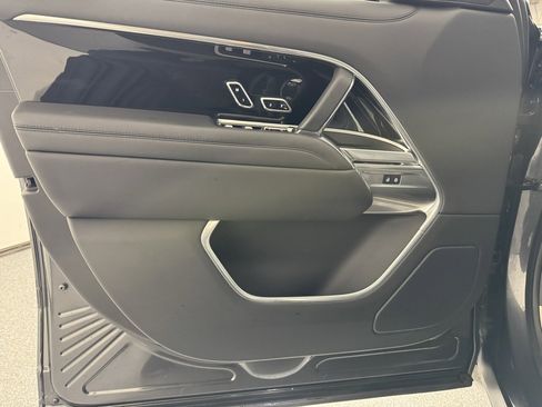 Used 2024 Land Rover Range Rover Long Wheelbase SE image 12