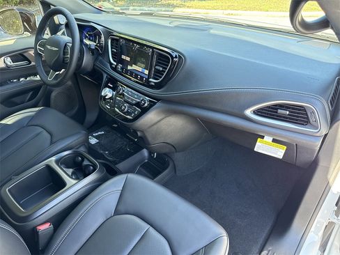New 2026 Chrysler Pacifica Select image 40