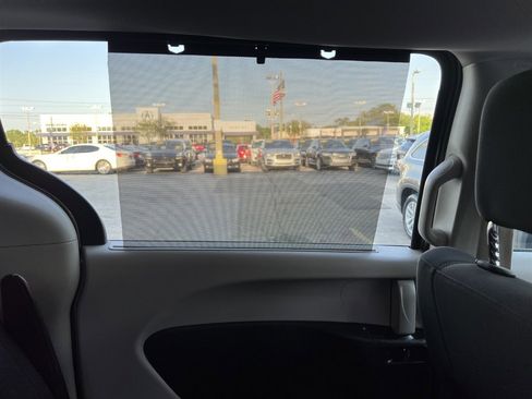 Used 2018 Chrysler Pacifica Touring Plus w/ Tire & Wheel Group image 17