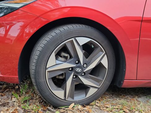 Used 2021 Hyundai Elantra Limited FWD image 4