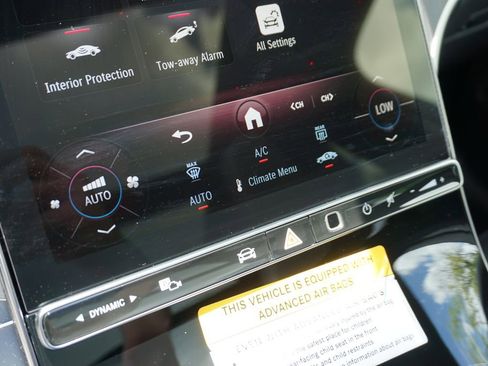 Used 2025 Mercedes-Benz GLC 300 4MATIC image 38