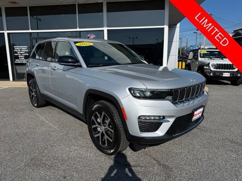 Used 2025 Jeep Grand Cherokee Limited w/ Luxury Tech Group II AWD/4WD image 2