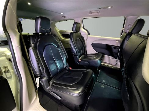 Used 2022 Chrysler Pacifica Touring-L FWD image 23