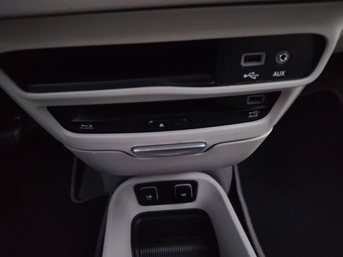 Used 2017 Chrysler Pacifica Touring-L Plus w/ Tire & Wheel Group image 6