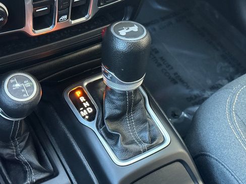 Used 2024 Jeep Wrangler Unlimited AWD/4WD image 34