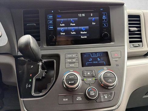 Used 2015 Toyota Sienna LE image 19