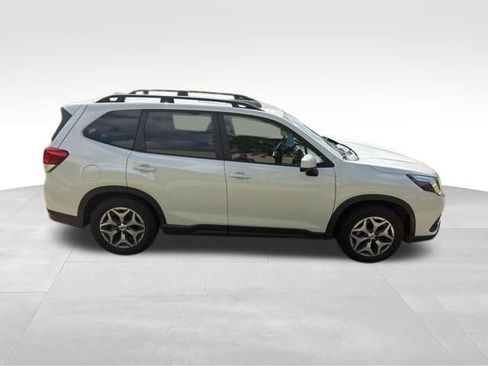 Used 2023 Subaru Forester Premium image 2