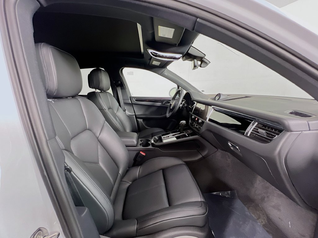 Certified 2026 Porsche Macan AWD/4WD image 30