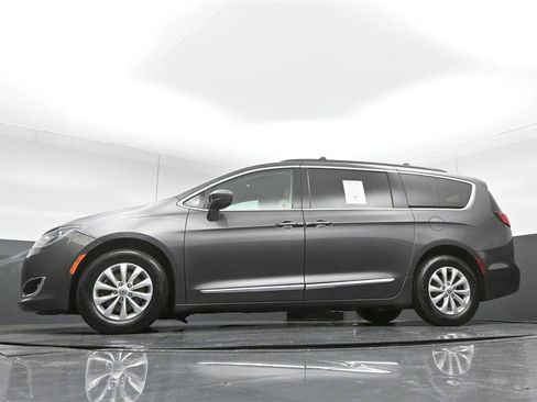 Used 2017 Chrysler Pacifica Touring-L FWD image 36