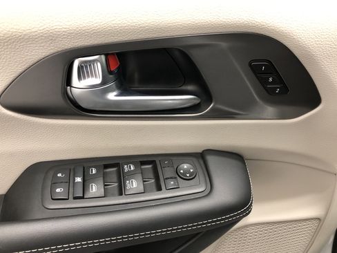 Certified 2024 Chrysler Pacifica Touring-L image 19