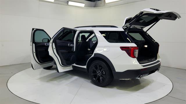 Used 2024 Ford Explorer ST-Line w/ Class IV Trailer Tow Package RWD image 31