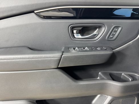 Used 2025 Honda Pilot EX-L image 11