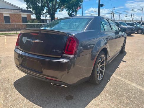 Used 2018 Chrysler 300 S w/ 300S Premium Group RWD image 5
