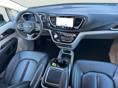 Used 2024 Chrysler Pacifica Touring-L image 3