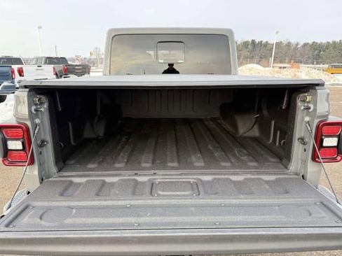 Used 2023 Jeep Gladiator Overland image 9