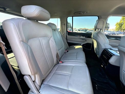 Used 2022 Jeep Wagoneer Series III AWD/4WD image 26