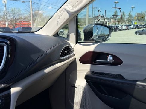 Used 2017 Chrysler Pacifica Limited image 21