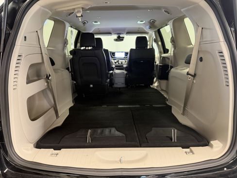 Used 2024 Chrysler Pacifica Touring-L image 28