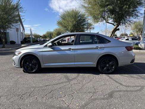 Used 2024 Volkswagen Jetta SE w/ Panoramic Sunroof Package image 2