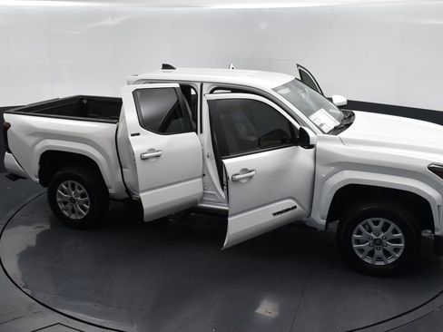 Used 2025 Toyota Tacoma SR5 RWD image 21