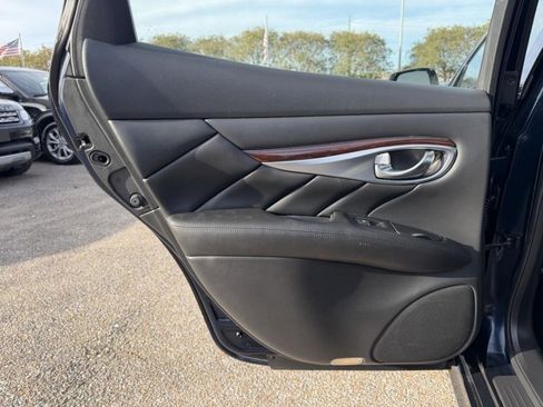 Used 2019 INFINITI Q70 Luxe w/ Proactive Package image 17