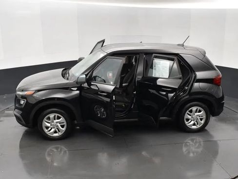 Used 2023 Hyundai Venue SE image 7