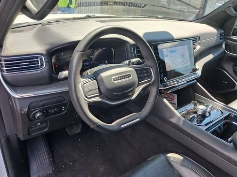 Used 2023 Jeep Wagoneer Series III w/ Preferred Equipment Group AWD/4WD image 4