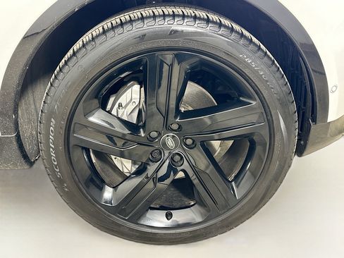 Used 2024 Land Rover Discovery Dynamic SE AWD/4WD image 11