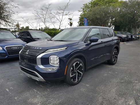 Used 2023 Mitsubishi Outlander SE image 3