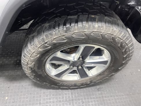 Used 2018 Jeep Wrangler Unlimited Sahara image 27