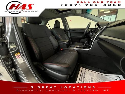 Used 2017 Toyota Camry SE w/ Moonroof Package FWD image 11