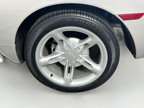 Used 2004 Chevrolet SSR w/ Preferred Equipment Group RWD image 11